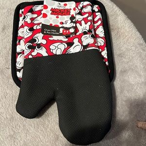 Disney Mickey Mouse oven mitt and pot holder